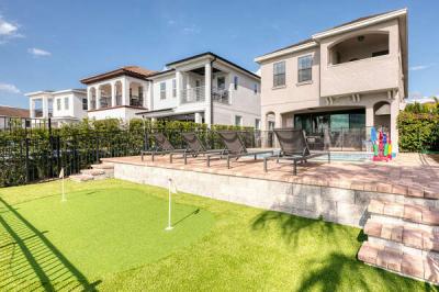 Sharpen your golf skills before your tee time on the putting green