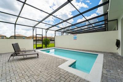 Splash pool with screen enclosure and privacy walls