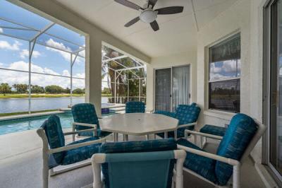 Covered lanai with table seating for 6